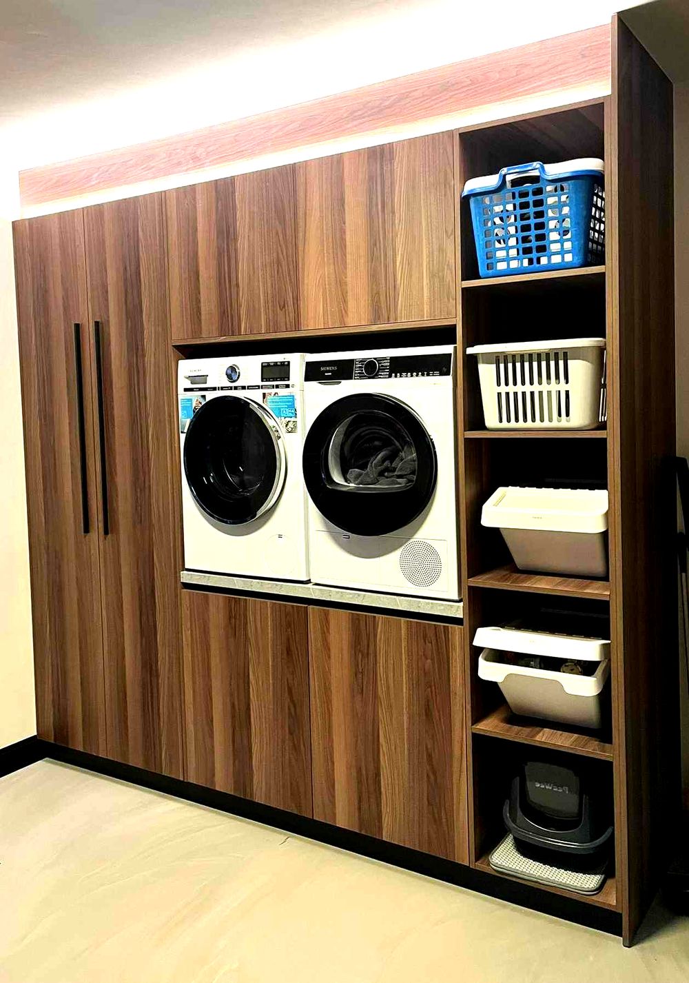 Wasplaats in noten met wasmachinekast