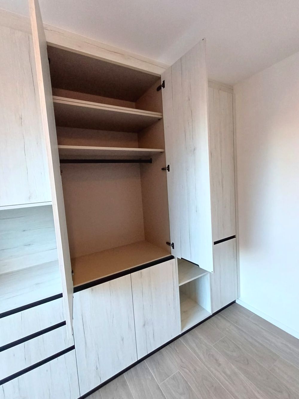 Open dressingkast met legplanken