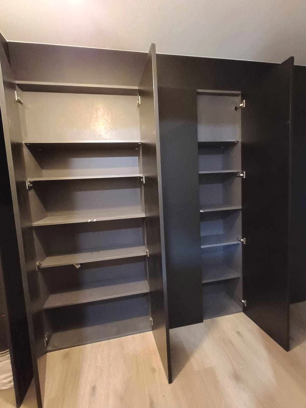 Zwarte kastenwand met legplanken
