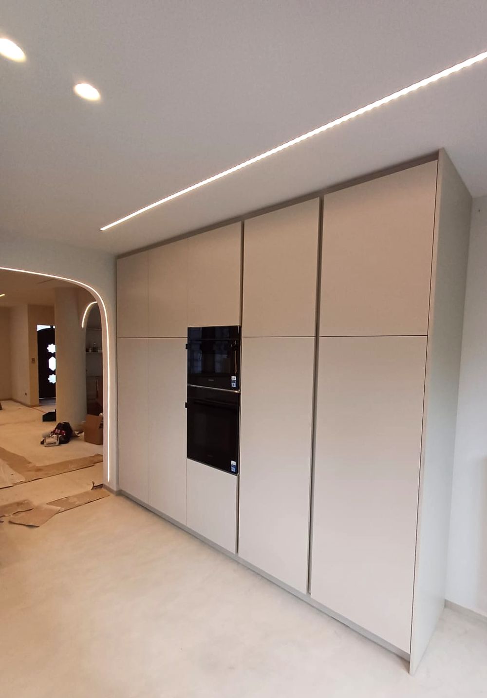 Crèmekleurige kastenwand met inbouwovens