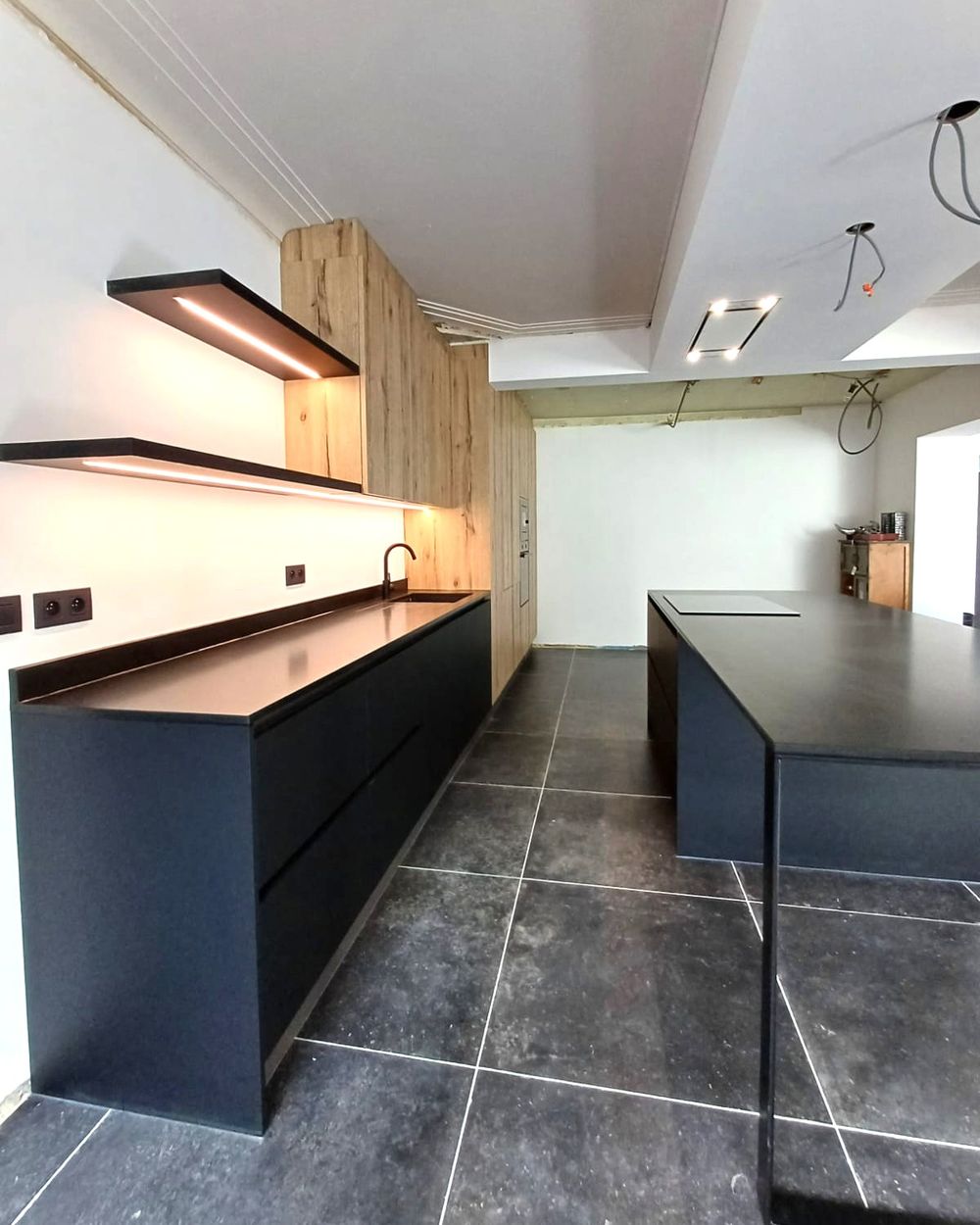 Donker keukeneiland met verlichte plank
