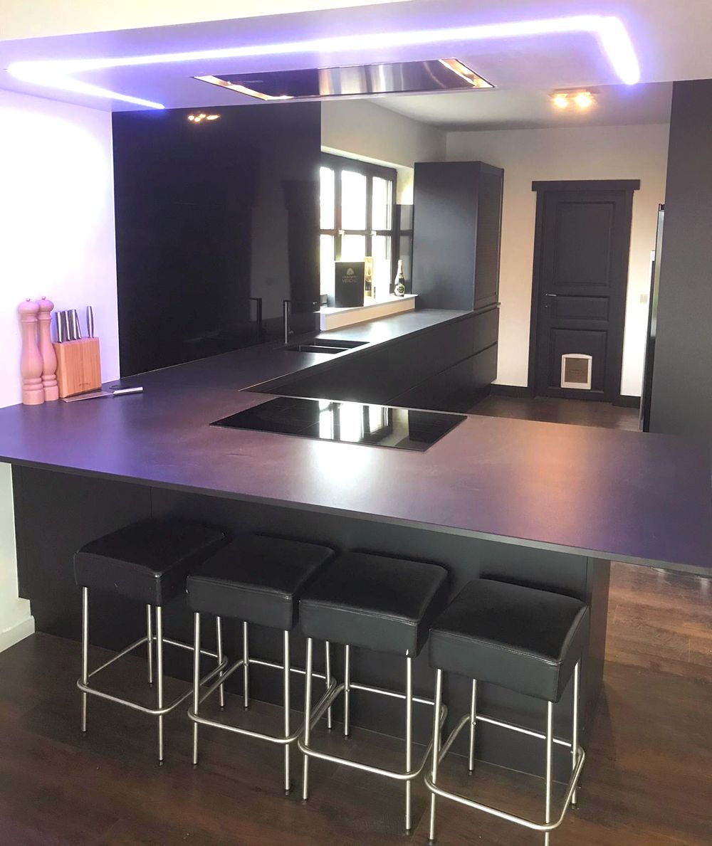 Donker keukeneiland met zitbar