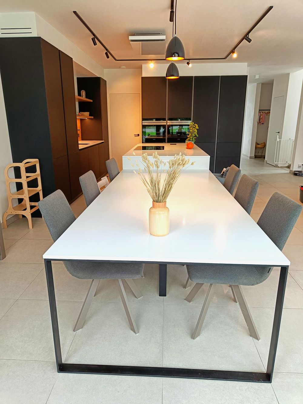 Donkere keuken met lange eettafel