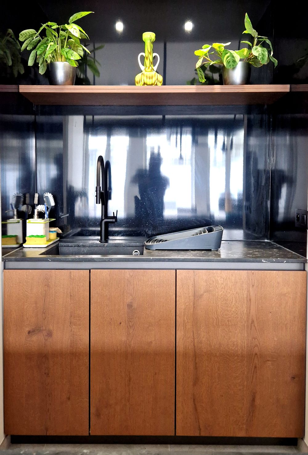 Eiken keuken met zwarte spatwand