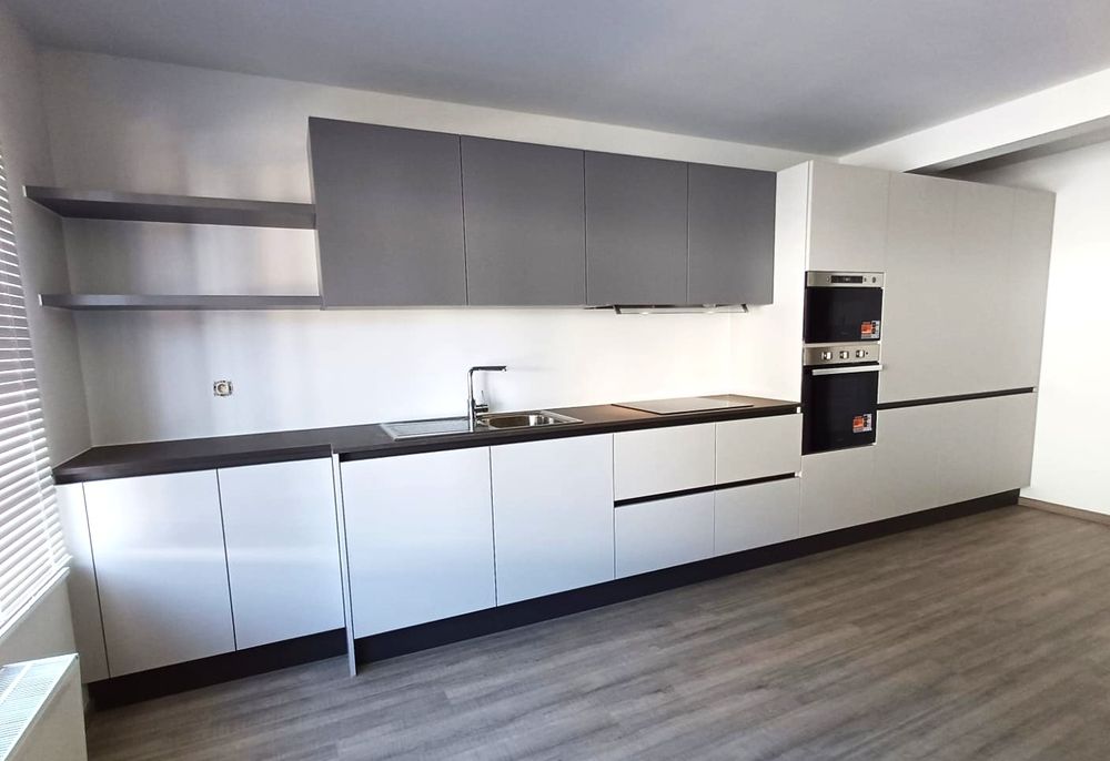 Grijze keuken met open planken