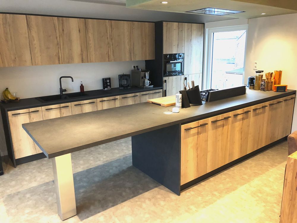 Houten keuken met betonlook werkblad