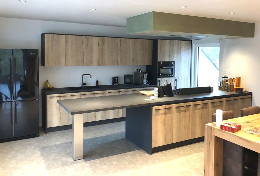 Houten keuken met zwart werkblad en eiland