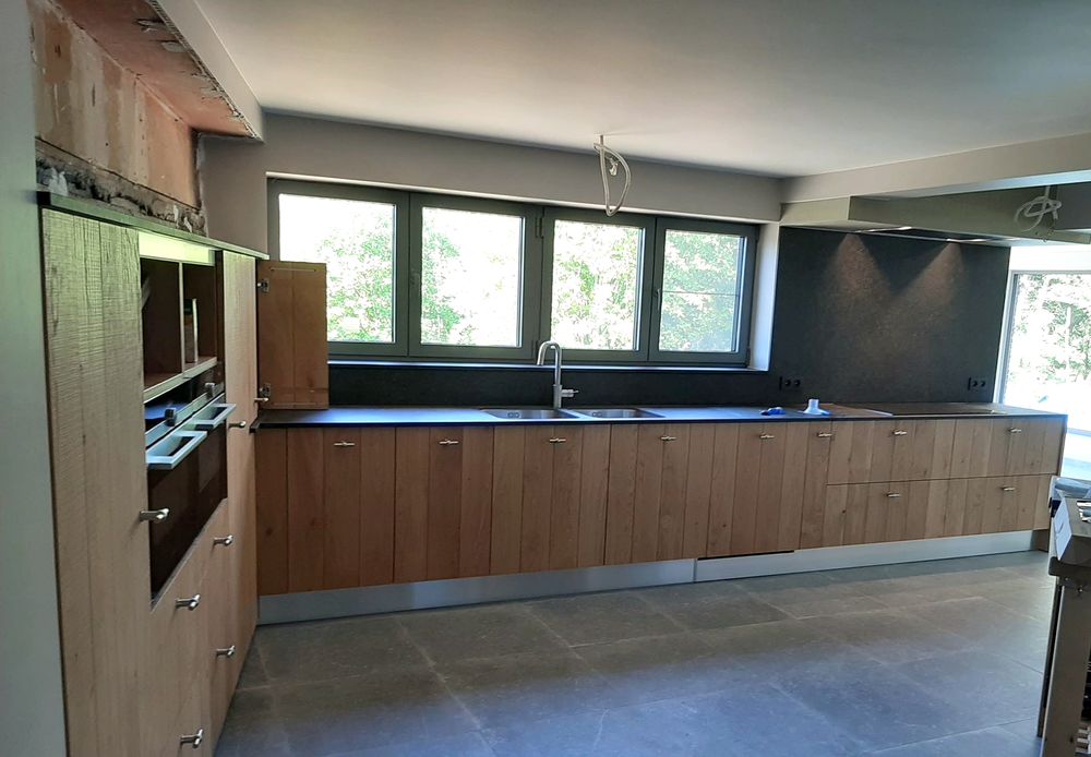 Houten keuken met zwarte wandkasten