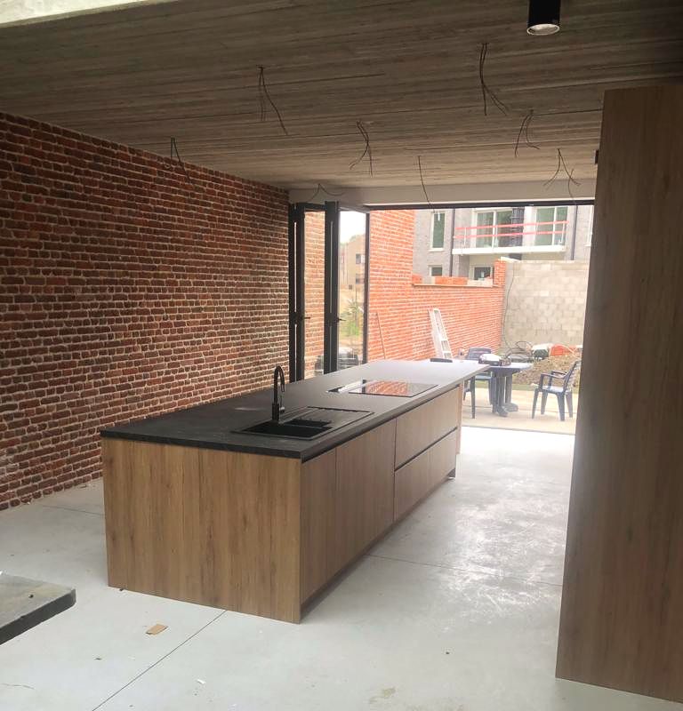 Keukeneiland tegen bakstenen muur