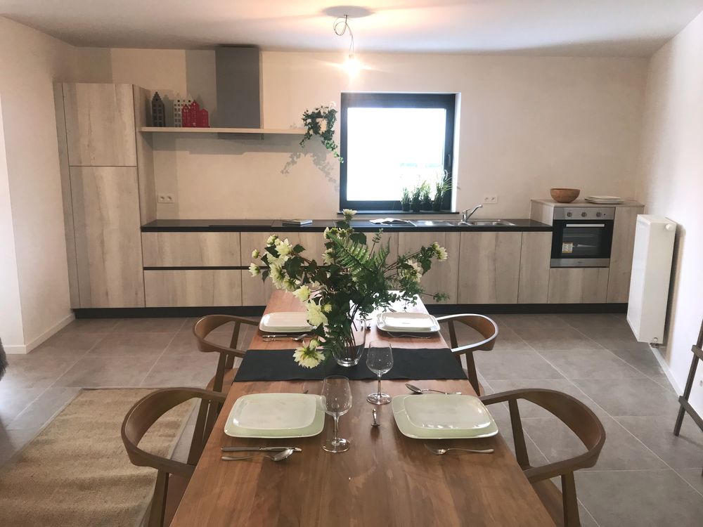 Lange houtlook keukenwand met eethoek