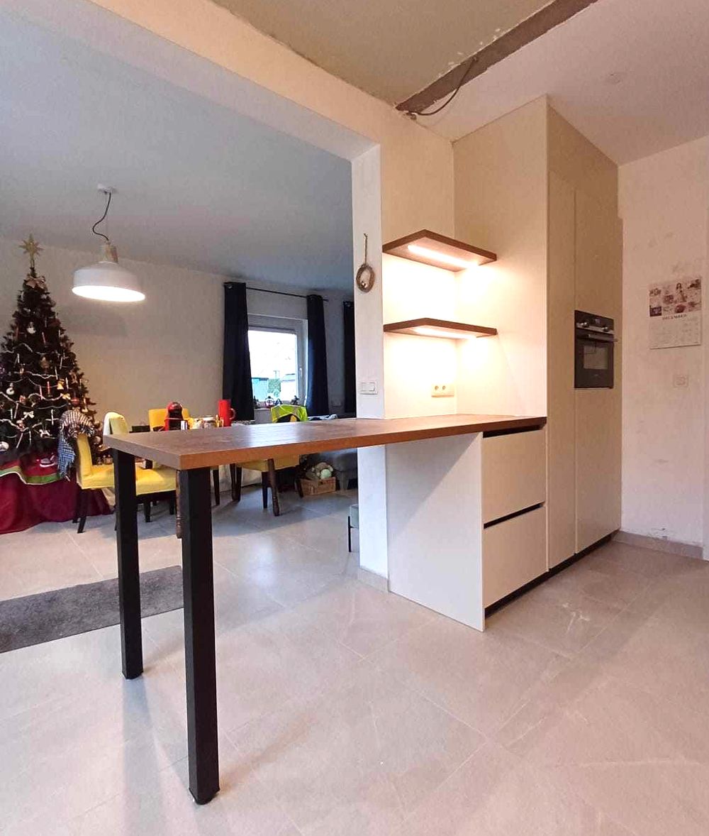 Lichte houtlook keuken met hoge bartafel