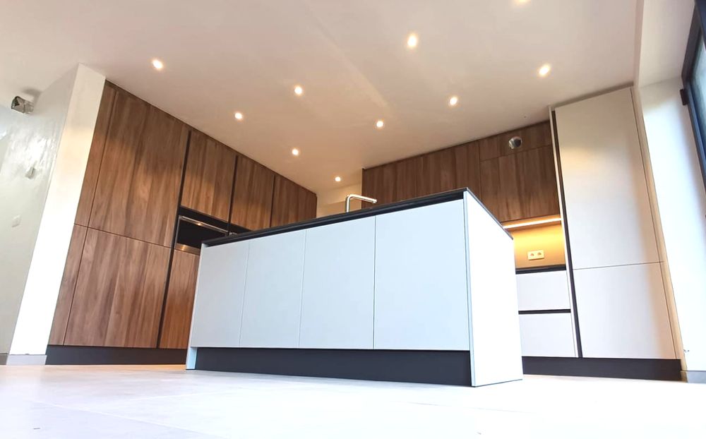 Notenhouten kastenwand met wit eiland