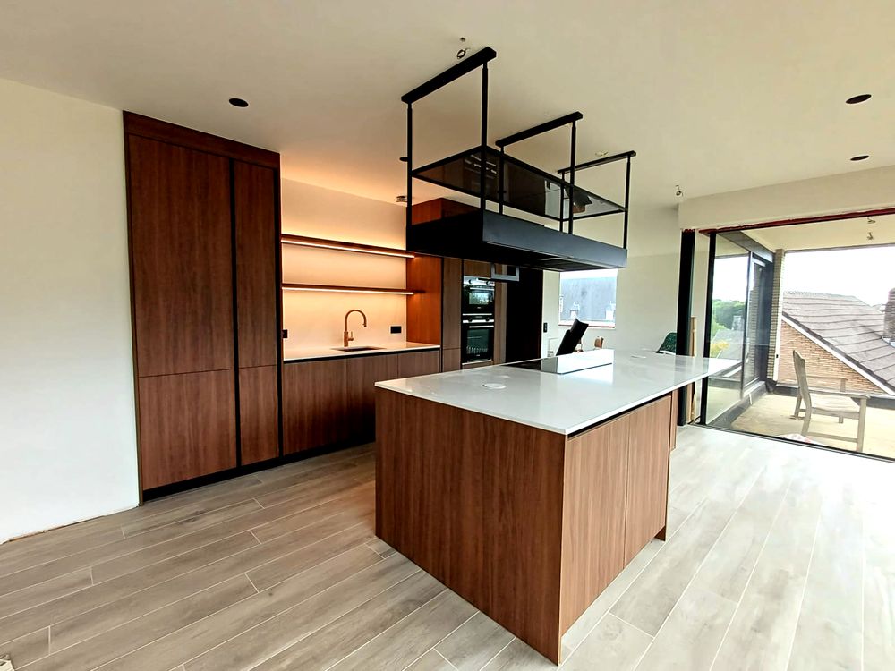Notenhouten keukenwand met eiland