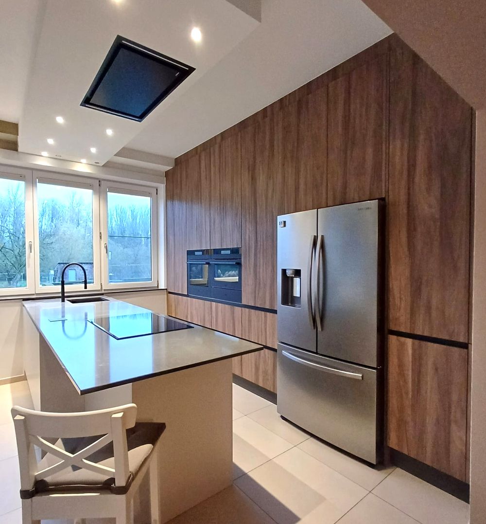 Notenhouten keukenwand met wit eiland
