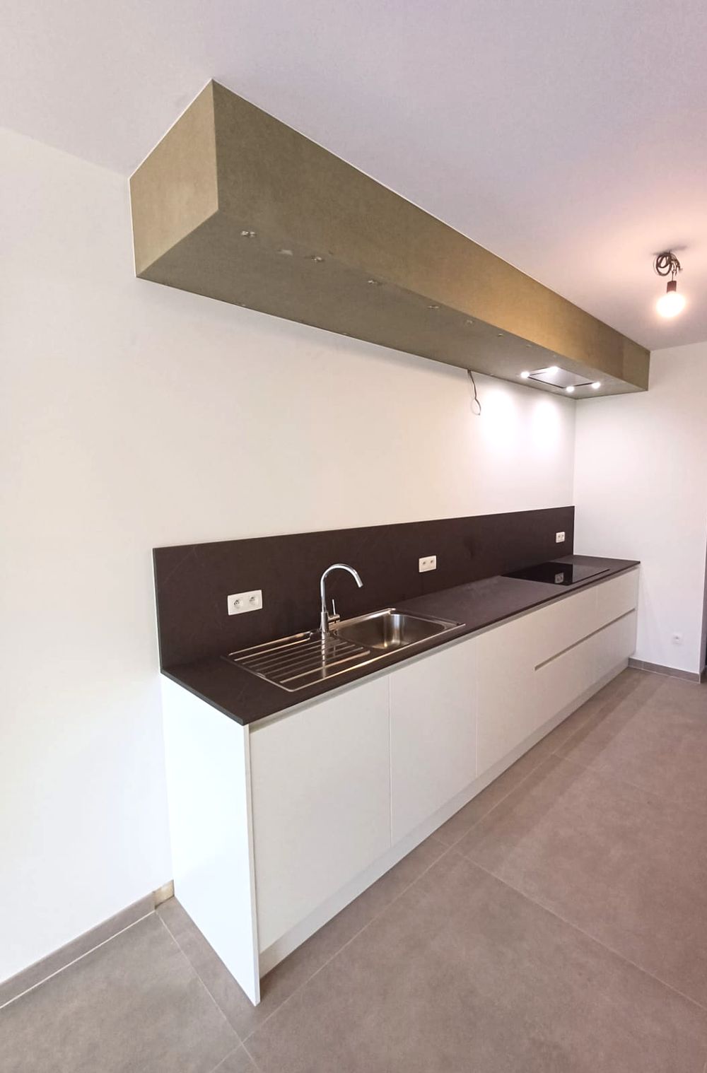 Strakke keuken met verlaagd plafond