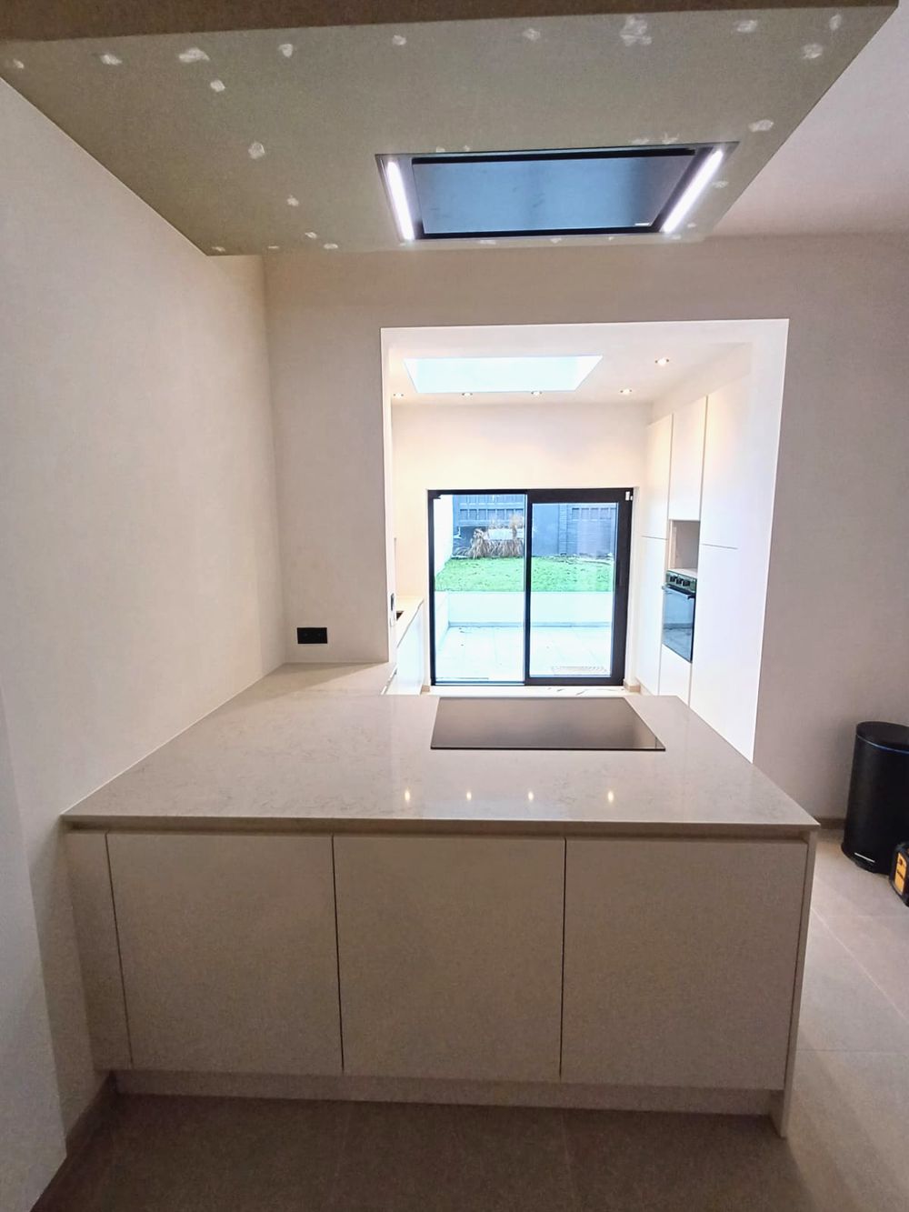 Taupe keukeneiland met verlaagd plafond