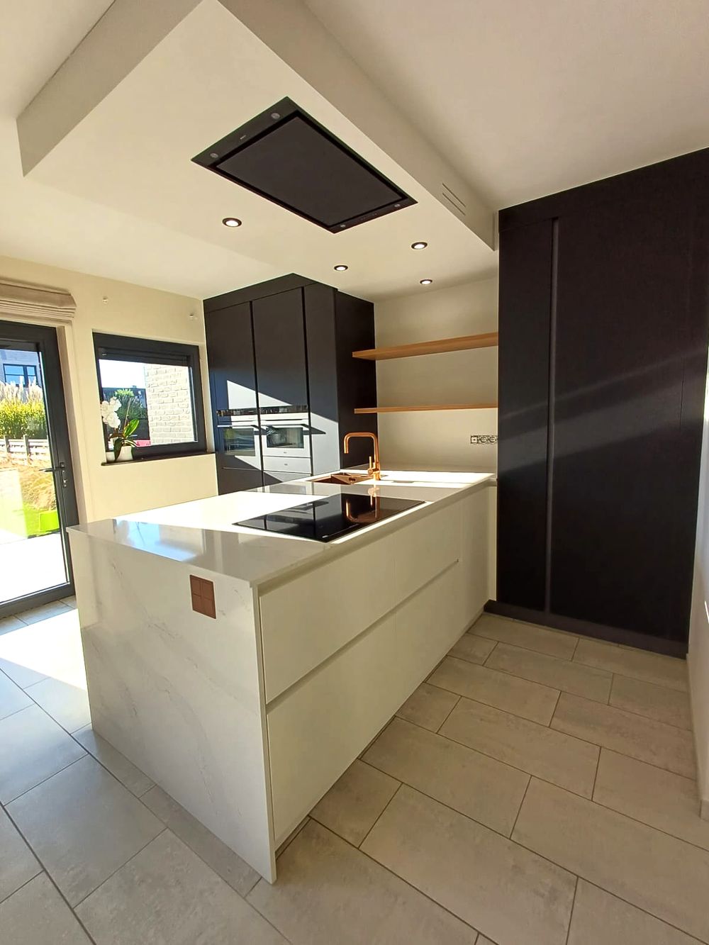Wit eiland met donkere kastenwand