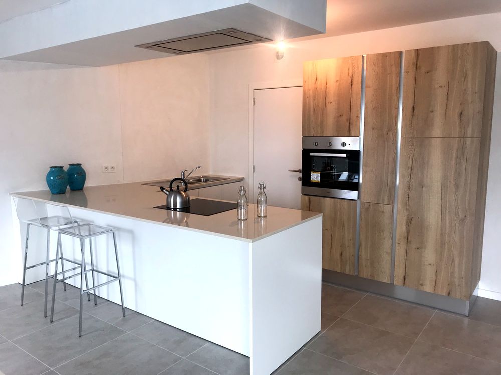 Wit eiland met houten kastenwand