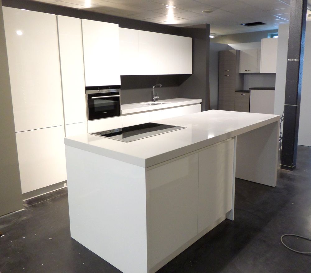 Witte hoogglanskeuken met eiland