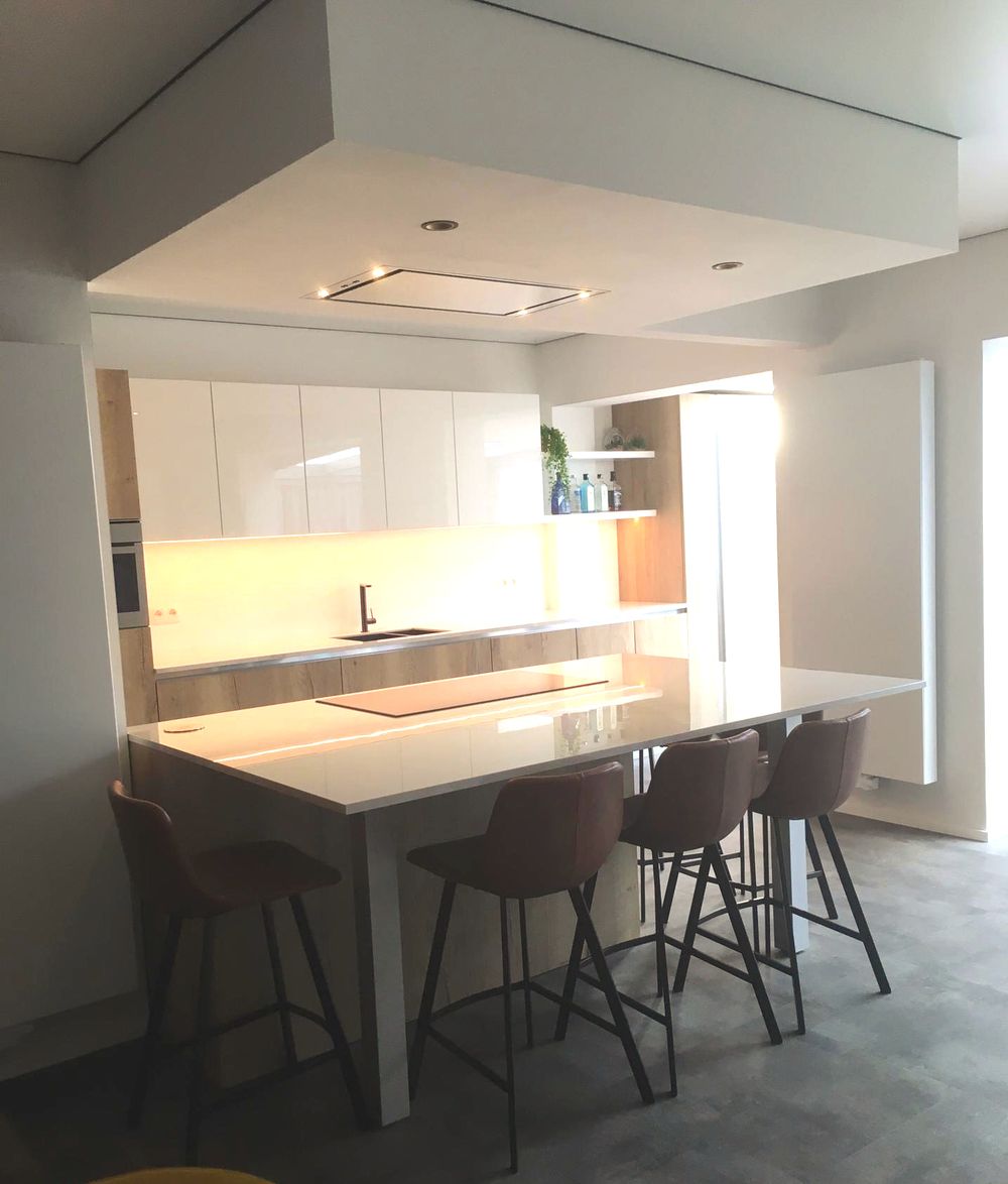 Witte hoogglanskeuken met eiland en zitbar