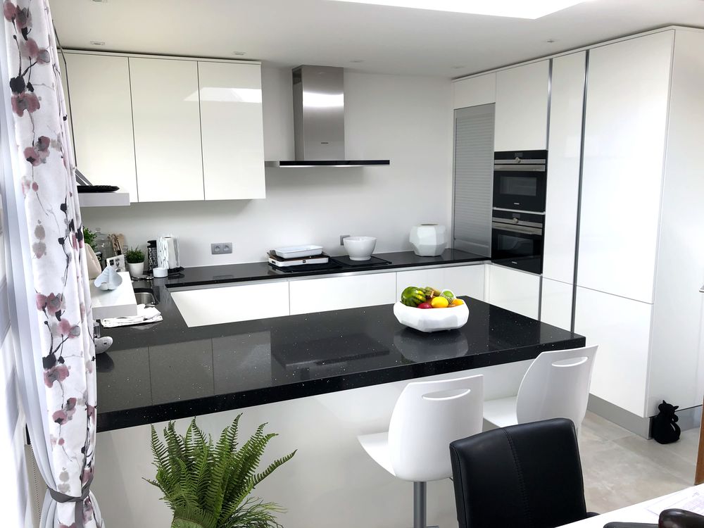 Witte keuken in U-vorm