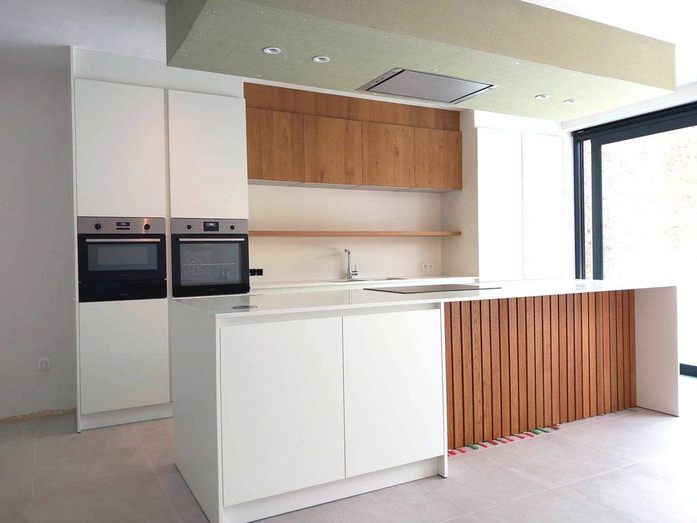 Witte keuken met houten lamellen