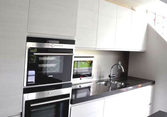 Witte keuken met kolomkasten en inbouwovens
