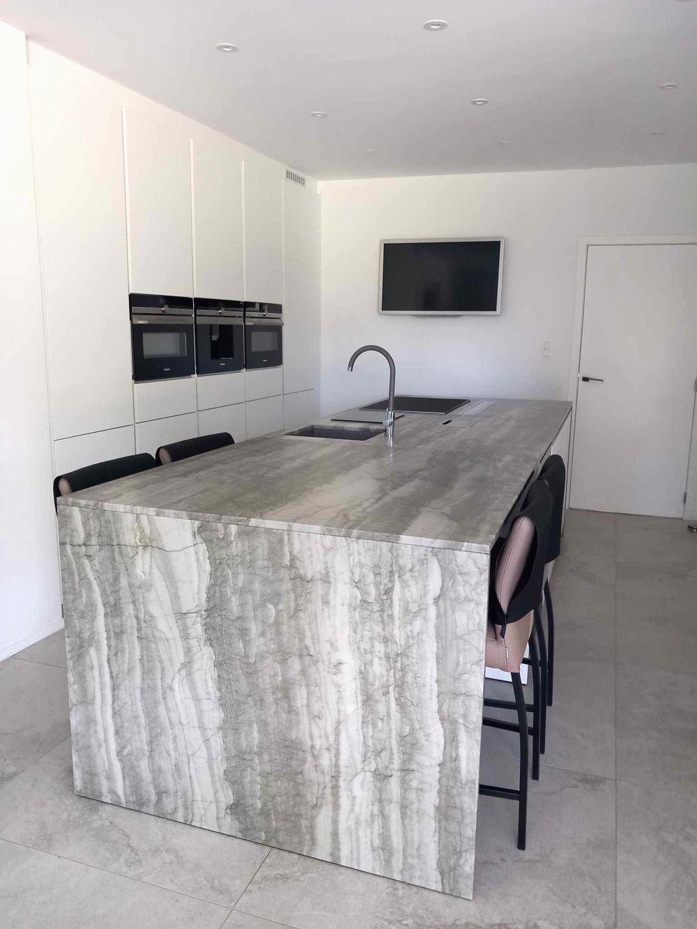 Witte keuken met marmeren eiland