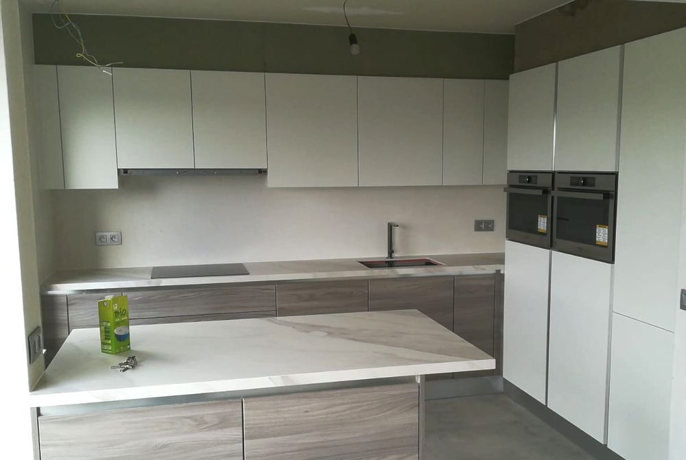 Witte keuken met marmeren werkblad