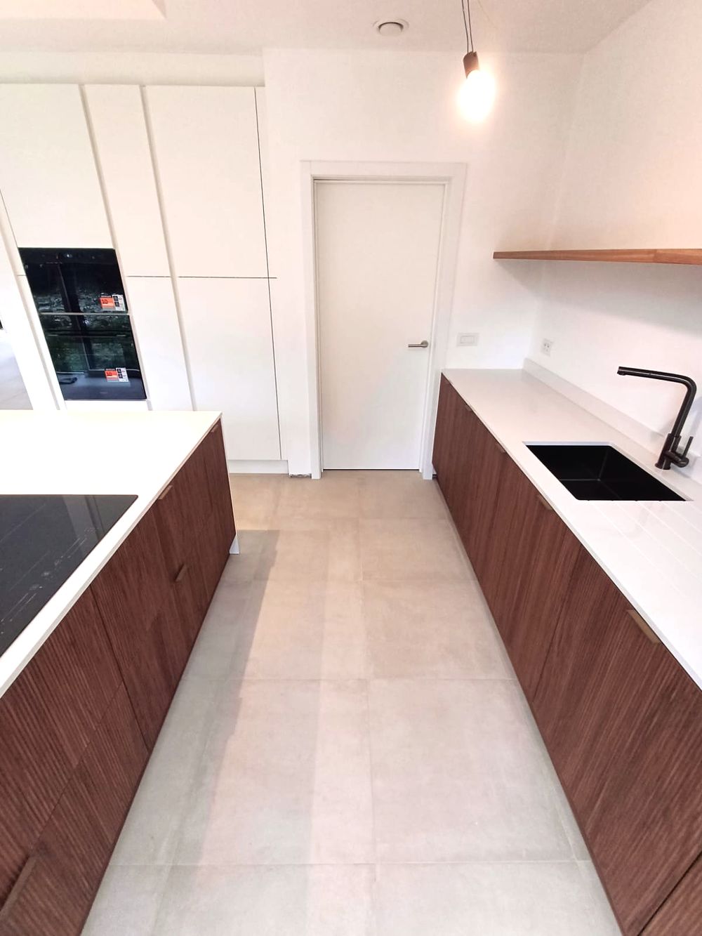 Witte keuken met noten en zwart werkblad