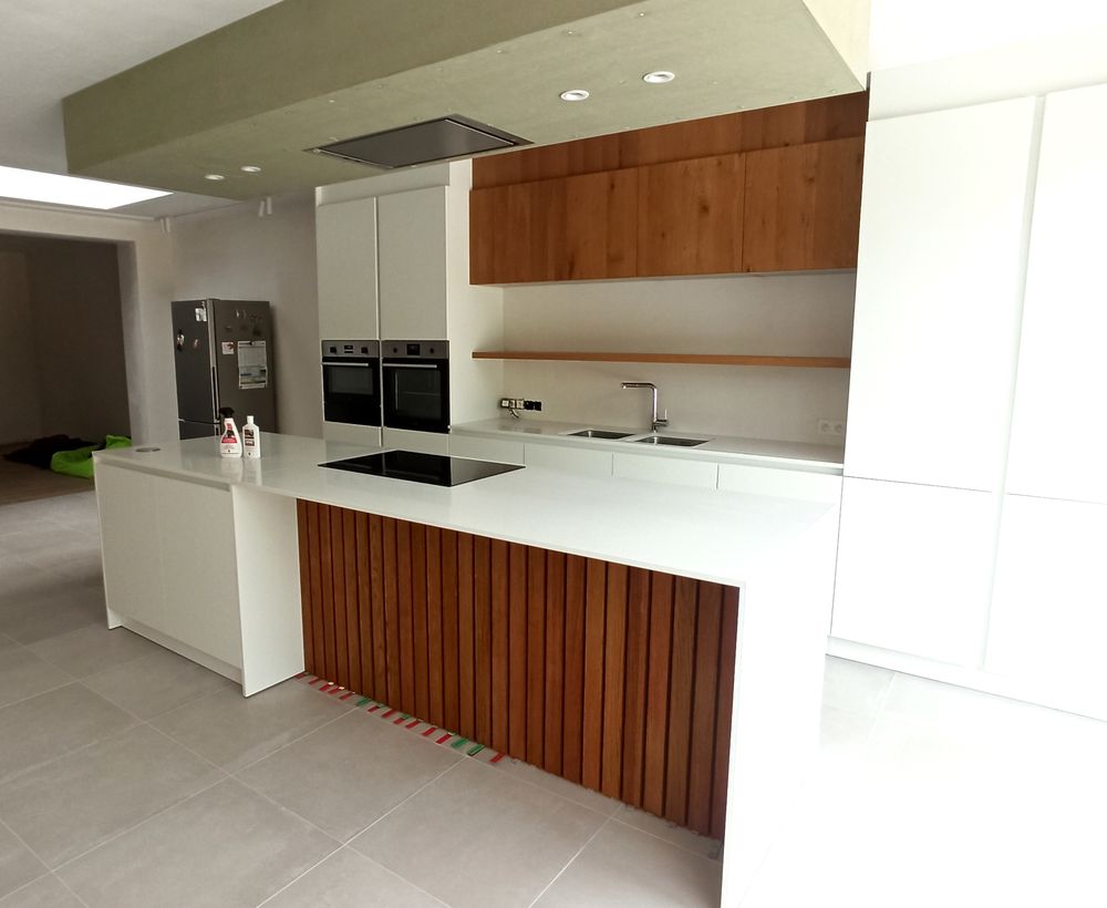 Witte keuken met notenhouten lamellen