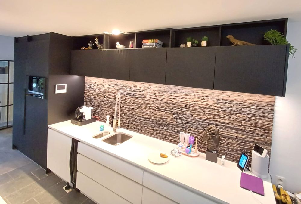 Witte keuken met steenstrips