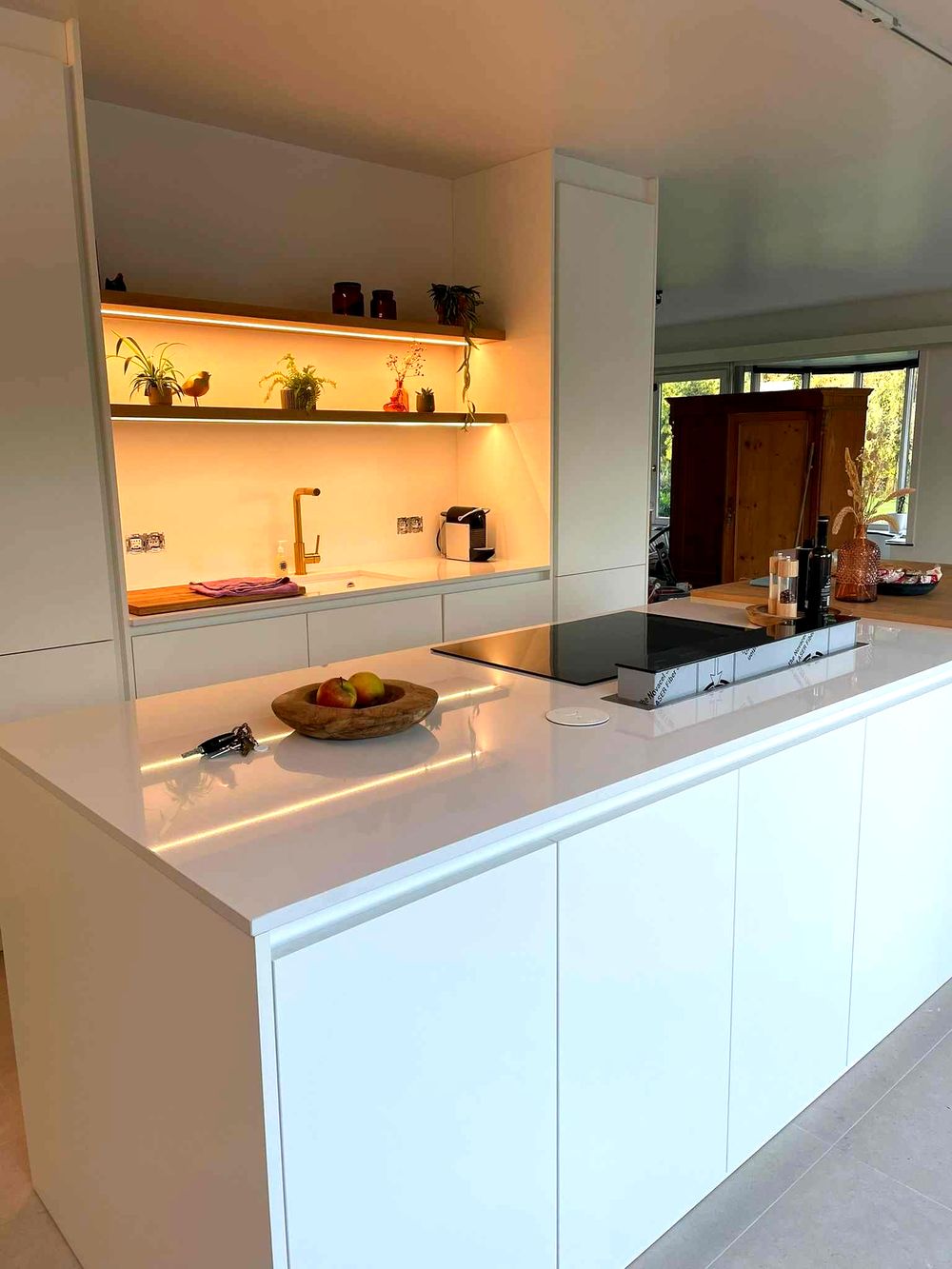 Witte keuken met verlichte wandplank