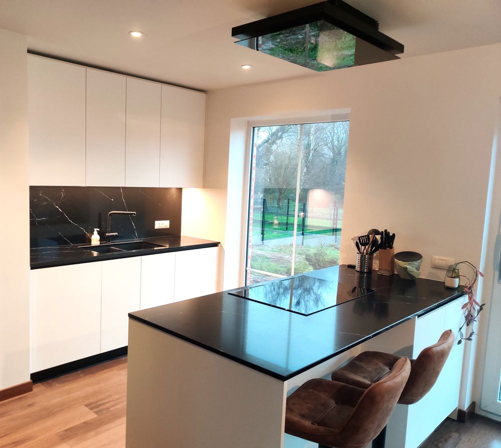 Witte keuken met zwart glazen werkblad