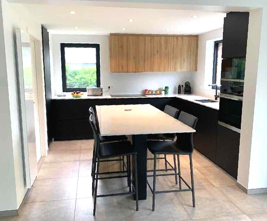 Zwarte keuken met houten accenten en eettafel