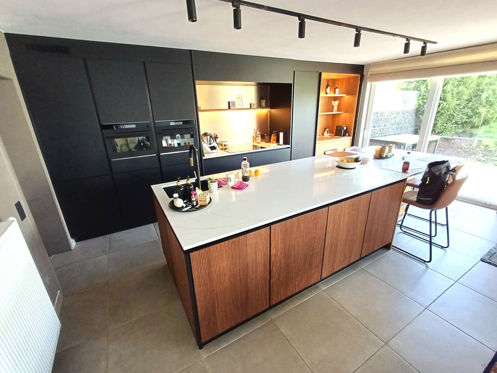 Zwarte keuken met houten eiland