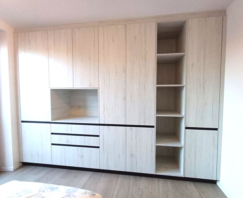 Lichte houten kastenwand met tv-nis
