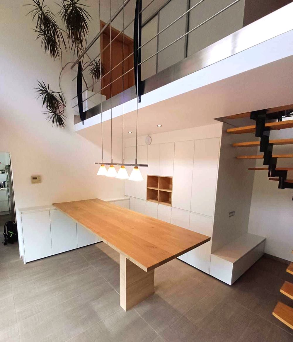 Wit inbouwmeubel met eiken tafel