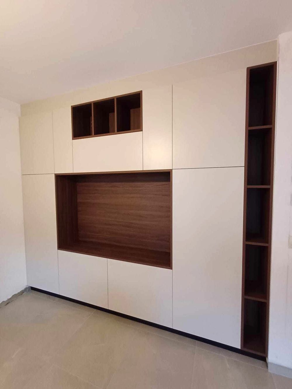 Witte kastenwand met notenhouten nissen