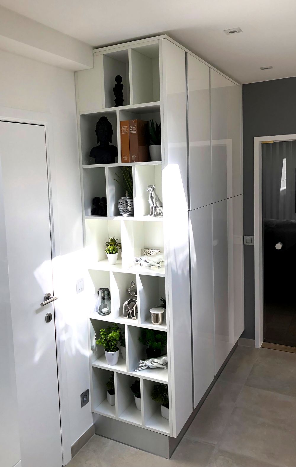 Witte kastenwand met open vakken