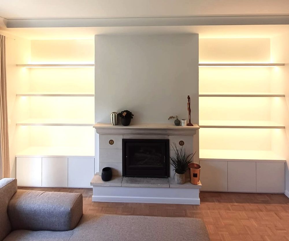 Witte kastenwand rond de haard
